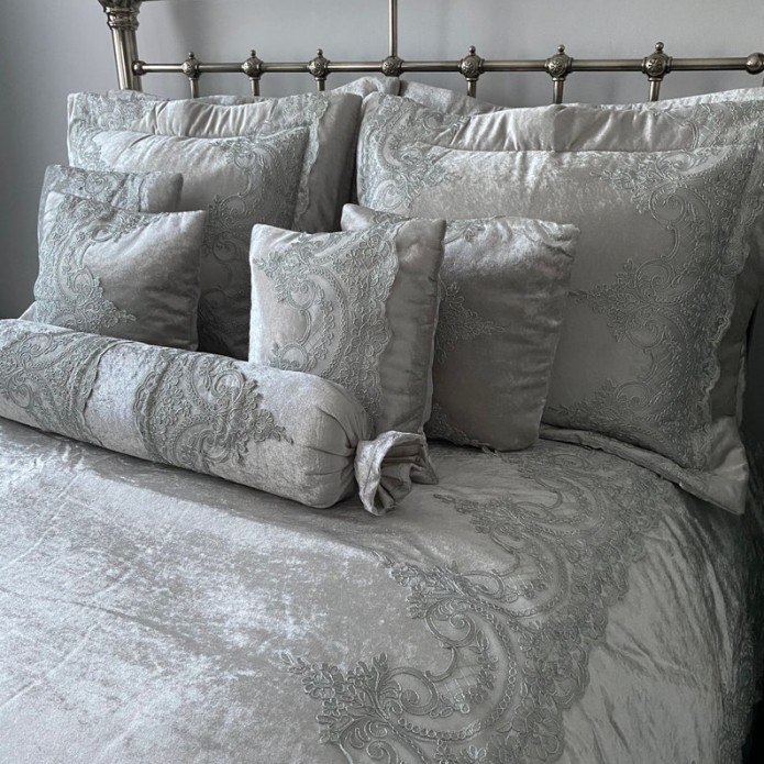 LUXURIOUS GREY VELVET AND LACE BEDSPREAD COMPLETE SET LUXURIOUS GREY VELVET AND LACE BEDSPREAD COMPLETE SET