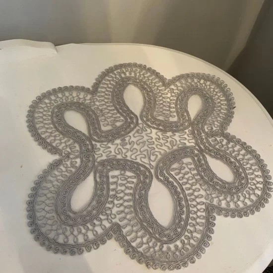 STUNNING GREY SCALLOP EDGE TABLE MAT DOILIE