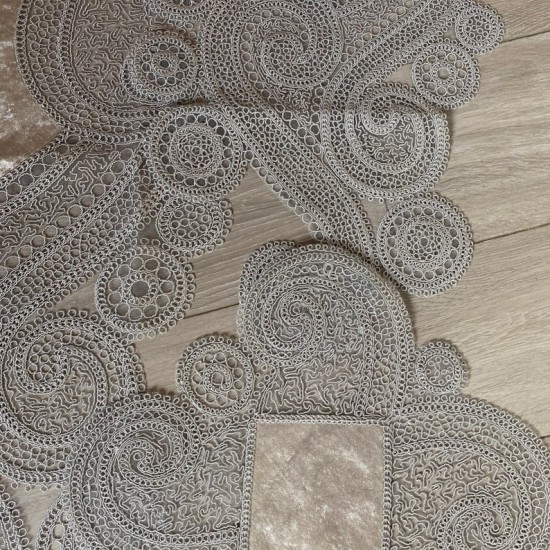 STUNNING LUXURIOUS GREY TABLE RUNNER AND DOILIES SET