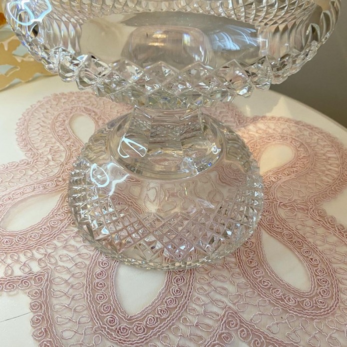 STUNNING ROSE PINK SCALLOP EDGE DOILY