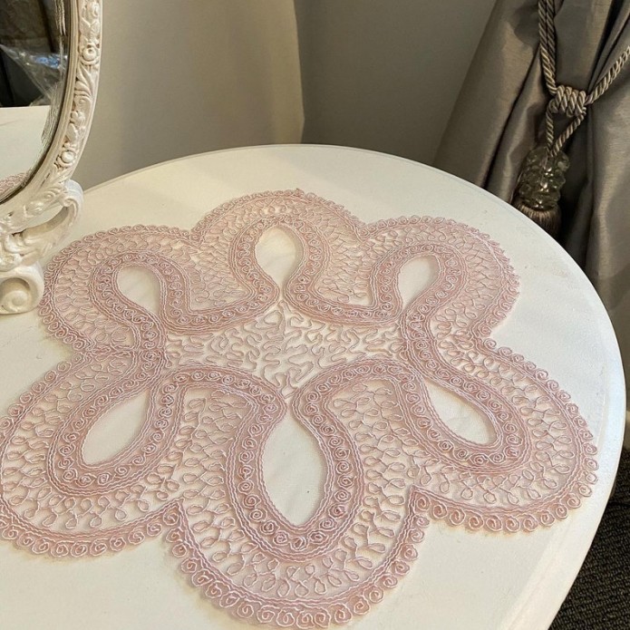 STUNNING ROSE PINK SCALLOP EDGE DOILY