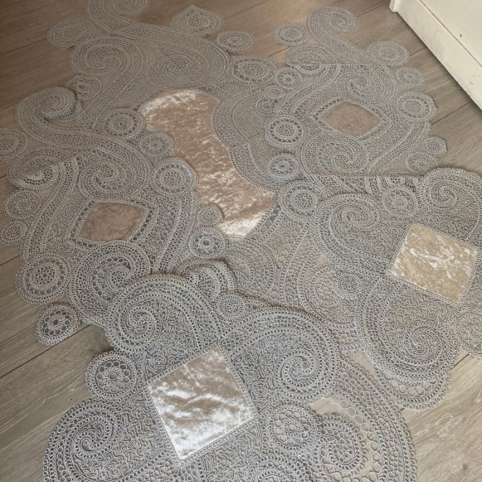 STUNNING LUXURIOUS GREY TABLE RUNNER AND DOILIES SET STUNNING LUXURIOUS GREY TABLE RUNNER AND DOILIES SET