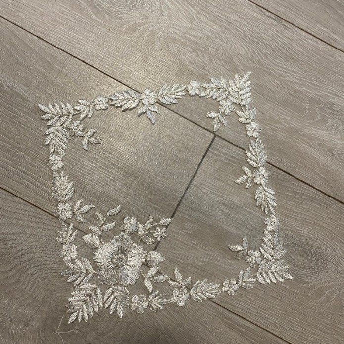 STUNNING SILVER AND CREAM LACE DOILY FLORA DESIGN STUNNING SILVER AND CREAM LACE DOILY FLORA DESIGN