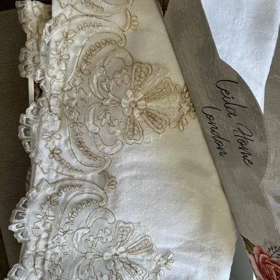 KNIGHTSBRIDGE GOLD LACE HAND TOWEL SET