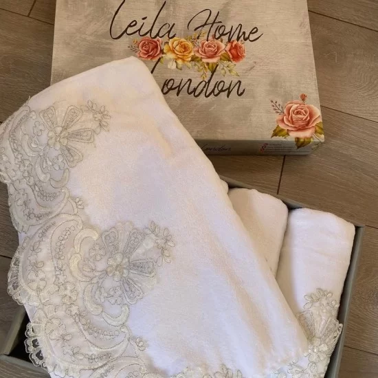 KNIGHTSBRIDGE WHITE SILVER LACE EDGE TOWEL SET